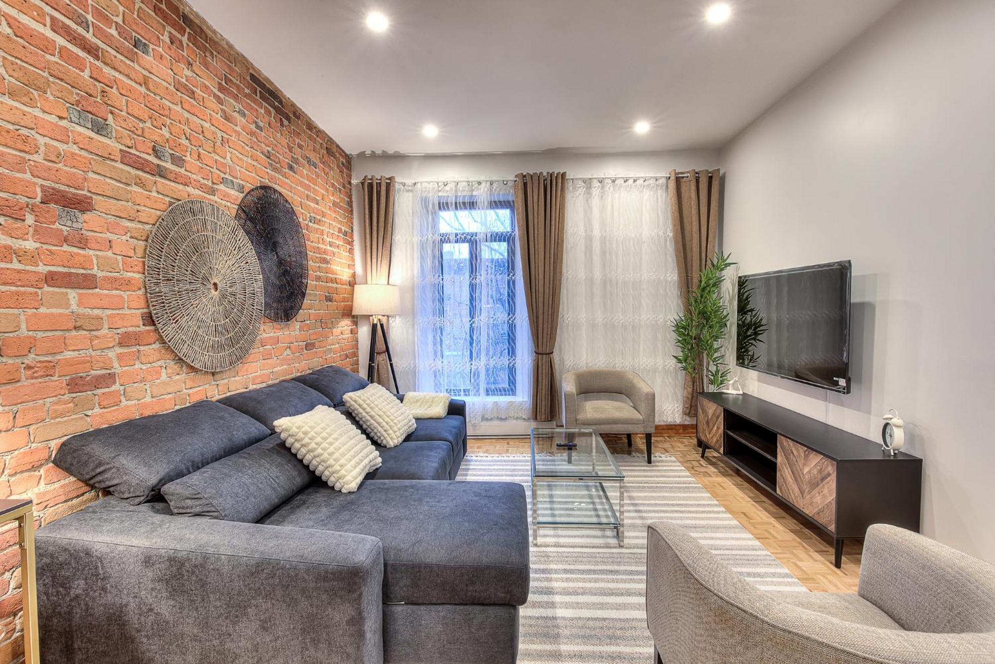 Spacious In The Plateau With Parking * Montreal